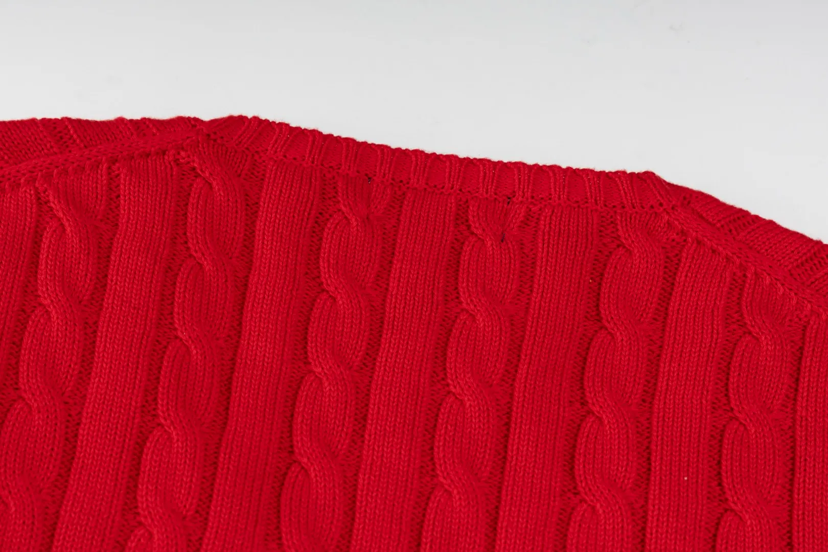 P210 #R90 RALPH LAUREN Thirteen colors of Ralph Lauren classic small label embroidery V-neck pullover cable cardigan sweater women's top, high-density LOGO embroidery on the chest, original customization of tag accessories. Made of pure cotton yarn, pure cotton is skin-friendly and comfortable, small label war horse embroidered twist button V-neck sweater🐎High quality, follow the blogger to learn how to wear it! Let’s buy a Ralph Lauren cable sweater. It’s a super hard-to-find series after it became popular. It’s hard to find one on the official website. It’s simple and practical to wear, with a lazy and loose feel. The thickened fabric has more texture, feels soft and delicate, and has a loose fit. Whether worn alone or layered, you can wear different styles of fashion with just one piece!   Size： Sleeve length: 60/61/62/63